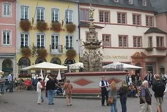 Porta Nigra Platz 3 4 * ترير